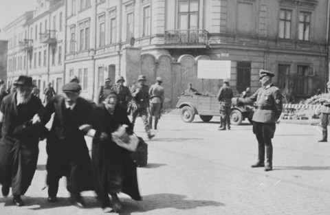 Trs judeus idosos andam de braos dados pelas ruas de Cracvia durante a ao final da liquidao do gueto