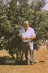 Em Yad Vashem, Oskar Schindler est ao lado da rvore plantada em honra de seus esforos de salvamento. Jerusalm, Israel, 1970
