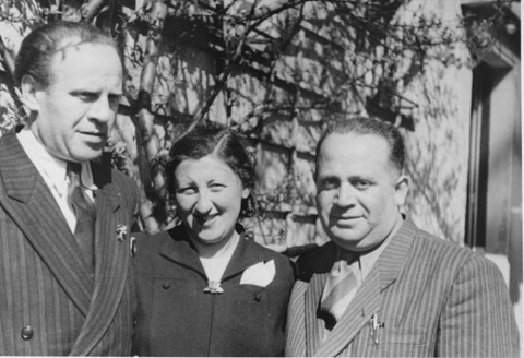 Oscar Schindler com a Sra. Rosner e um homem no identificado em uma reunio dos Judeus de Schindler em Munique, 1946