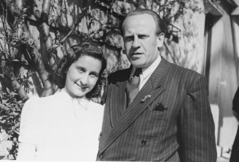 Oskar Schindler com uma mulher no identificada em uma reunio em Munique, 1946