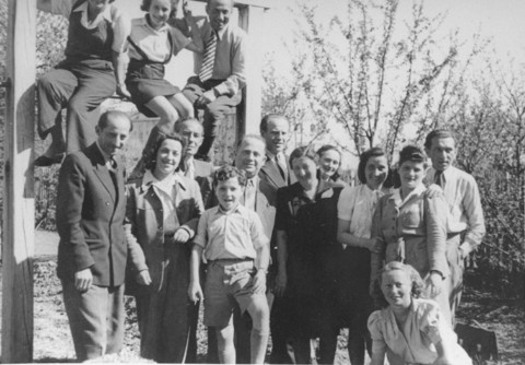Oskar Schindler em uma reunio em Munique, Alemanha em 1946 com Hella Kornhauser e outros Judeus Schindler