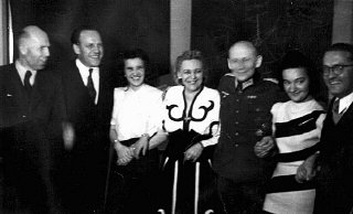 Cena de uma das festas de Oskar Schindler em Cracvia, 1943. Em tais eventos, Schindler (segundo da esquerda) tentava driblar oficiais nazistas para obter informaes sobre deportaes iminentes