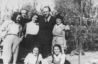 Oskar Schindler em p (segundo da direita) com algumas das pessoas que ele salvou. Munique, 1946