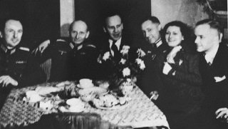 Oskar Schindler (terceiro da esquerda) em uma festa com oficiais locais da SS no seu 34 aniversrio. Cracvia, Polnia, 28 de Abril de 1942